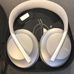 Brand new Bose 700 noise cancellation headphones